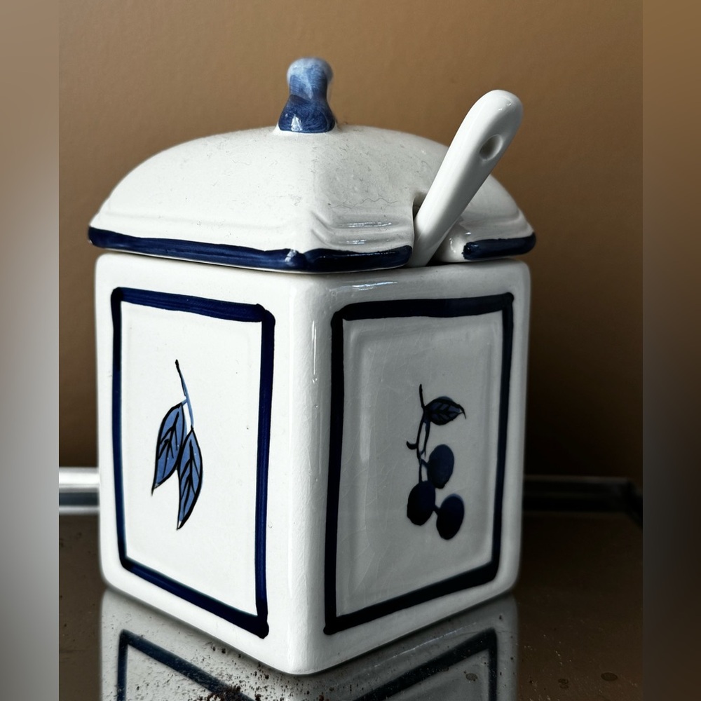 Small sugar pot